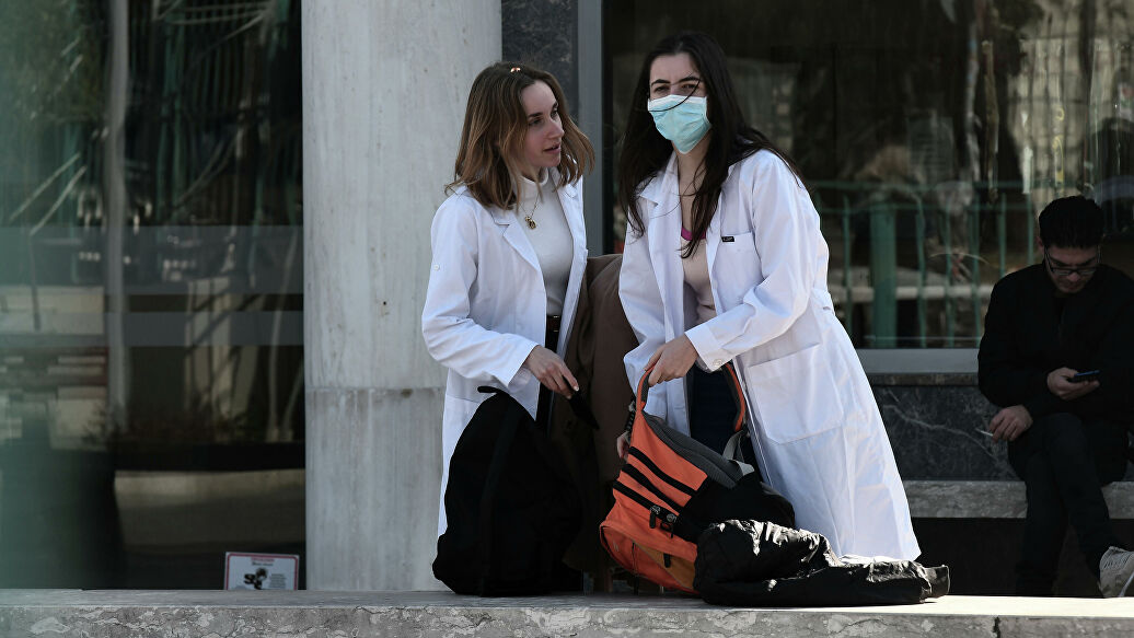 Hai nữ bác sĩ đang tham gia chống dịch Covid-19 tại Hy Lạp (ảnh: Euronews)