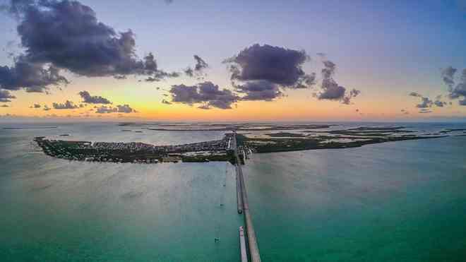 Quần đảo san hô Florida Keys là một trong những nơi dễ bị tổn thương nhất ở Mỹ do ảnh hưởng của khủng hoảng khí hậu. Nhiệt độ đại dương cao hơn bình thường đang tẩy trắng các rạn san hô ở khu vực này. Nguy cơ mực nước biển dâng cao tiếp tục gia tăng. Biến đổi khí hậu cũng làm tăng khả năng tàn phá của những cơn bão nhiệt đới trong thời gian qua. Ảnh: Shutterstock