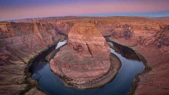 Sông Colorado đẹp như tranh vẽ, nhưng dòng sông này cũng cung cấp nước cho hơn 40 triệu người, từ Denver đến Los Angeles. Tuy nhiên, dòng chảy của nó đã giảm 20% so với thế kỷ trước, và các nhà nghiên cứu cho biết rằng cuộc khủng hoảng khí hậu là nguyên nhân đằng sau. Hơn một nửa sự suy giảm dòng chảy của sông có liên quan đến việc nhiệt độ tăng. Khi tình trạng ấm lên toàn cầu tiếp diễn, các nhà khoa học cho rằng nguy cơ “thiếu nước nghiêm trọng” đối với hàng triệu người dựa vào dòng sông này sẽ tăng lên. Ảnh: Getty Images.