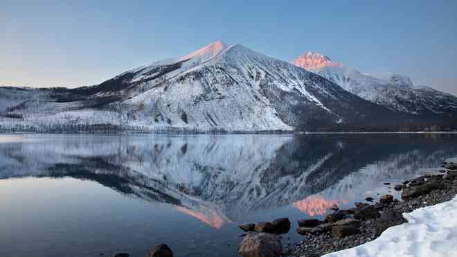 Vườn Quốc gia Glacier (Sông băng): Cảnh quan mang tính biểu tượng của vườn quốc gia nổi tiếng này đã được “điêu khắc” bằng băng qua hàng ngàn năm. Tuy nhiên ngày nay, dòng sông băng này đang ở trong tình trạng nguy hiểm. Năm 1966, công viên quốc gia này có 35 sông băng được đặt tên. Vào năm 2015, 9 trong số này đã không còn và tất cả các sông băng của vườn quốc gia đã bị thu hẹp đáng kể so với năm 1966. Vườn quốc gia Glacier nằm ở phía Bắc tiểu bang Montana, giáp với các tỉnh Alberta và British Columbia của Canada. Ảnh: Shutterstock