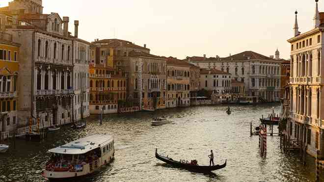 Trong lịch sử hơn 1.000 năm của mình, Venice không lạ gì với lũ lụt. Tuy vậy, do tình trạng nước biển dâng, các vụ lũ lụt hàng năm đã trở nên phổ biến và gây thiệt hại ngày càng lớn. Mới năm ngoái, trong một sự trớ trêu tàn khốc, khu vực Veneto của thành phố đã bị ngập lụt chỉ vài phút sau khi hội đồng địa phương bỏ phiếu từ chối các biện pháp chống biến đổi khí hậu. Ảnh Getty Images.