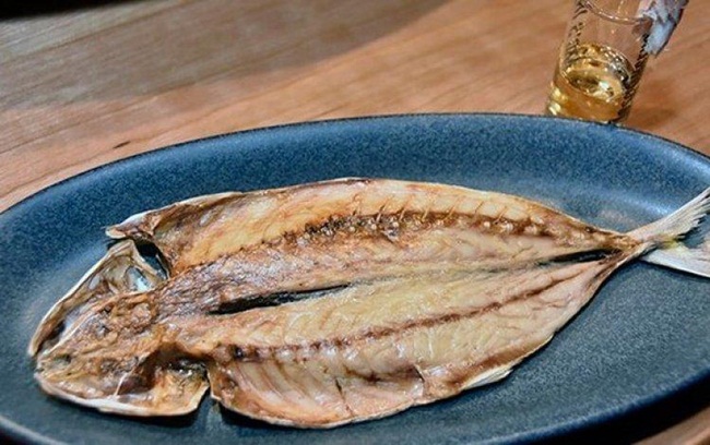 Điều đặc biệt là sau khi hoàn tất, chúng có mùi hôi, có thể so sánh với món cá trích Surströmming của người Thụy Điển.