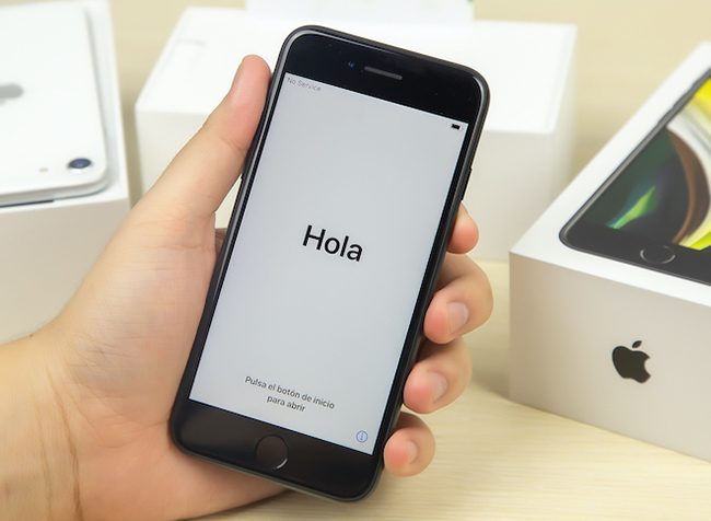 Với iOS 13 thì iPhone SE mới sẽ đi kèm nhiều tính năng như Dark Mode, Haptic Touch,...