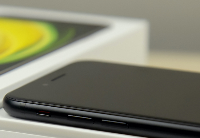 Với một thiết kế nhỏ gọn chẳng khác iPhone 8 thì Apple không thể nào đưa một viên pin có dung lượng lớn vào iPhone SE mới được. Lâu nay, pin cũng chưa bao giờ là điểm mạnh của bất kỳ chiếc iPhone nào.