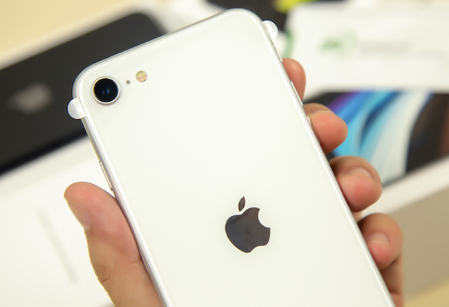 Ngoài phiên bản màu đen, một chiếc iPhone SE mới màu trắng xách tay cũng đã về Việt Nam tại 24hStore.