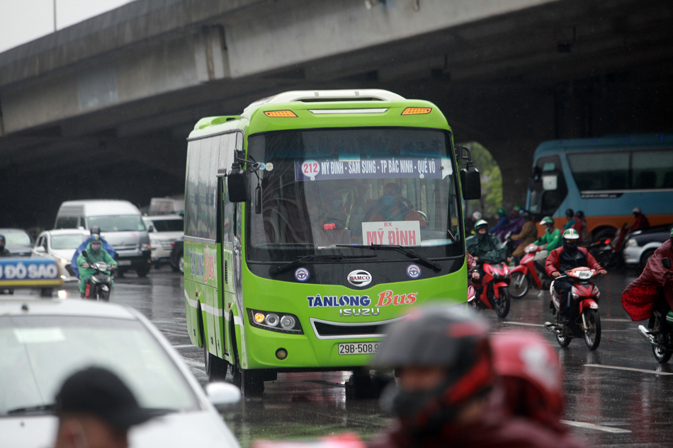 Tại Hà Nội, sau hơn 20 ngày dừng hoạt động, các tuyến xe buýt&nbsp;bắt đầu hoạt động trở lại với công suất từ 20 – 30%.