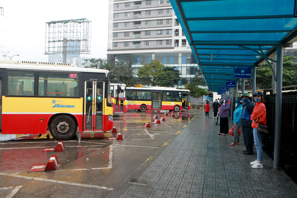 Tại bến chờ&nbsp;xe buýt, hành khách đứng cách xa nhau trên 2m.