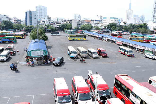 Khu vực bãi đậu xe khách các tuyến miền Trung, miền Bắc cũng chỉ có vài phương tiện trong bến. Trong khi đó, các tuyến xe khách cự lý ngắn hơn như: Bà Rịa – Vũng Tàu, Bình Thuận… lượng phương tiện trong bến xe đông hơn nhưng cũng khá vắng so với thời điểm trước cách ly xã hội.