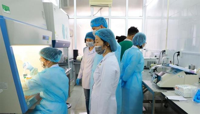 Cán bộ y tế tỉnh Quảng Ninh vận hành máy xét nghiệm&nbsp;virus SARS-CoV-2.