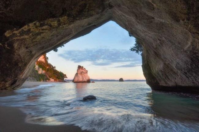 Hang Crystal, New Zealand: Bãi biển trong hang động ở Hahei có thể được tiếp cận bằng thuyền hay đi bộ.
