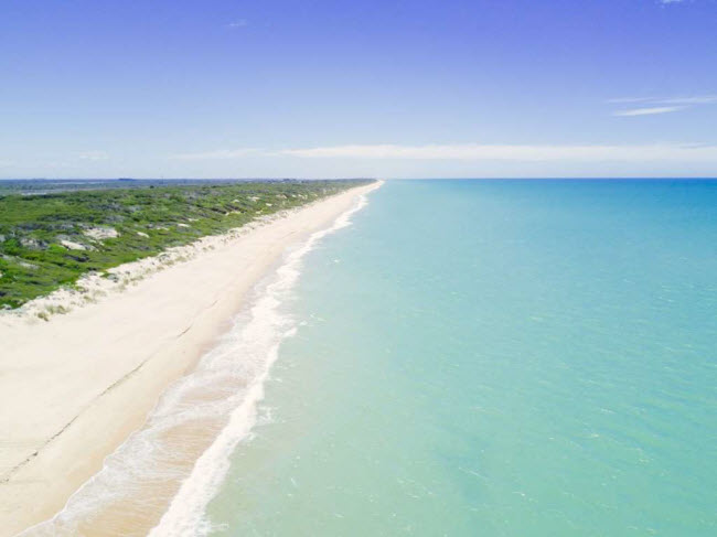 Ninety Mile Beach, Australia: Bãi biển cát trắng trông giống như dải lụa trắng dài bất tận dọc bờ biển ở bang Victoria.
