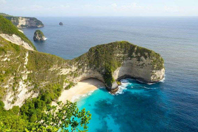 Kelingking, Indonesia: Nằm trên hòn đảo Nusa Penida, bãi biển Kelingking là địa điểm không thể bỏ qua khi du khách tới Bali.
