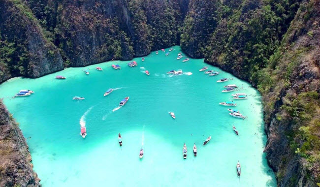 Vịnh Maya, Thái Lan: Bãi biển này trở nên nổi tiếng, sau khi nó xuất hiện trong bộ phim The Beach của Leonardo DiCaprio.
