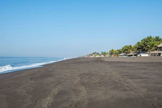 Black Sand, Guatemala: Bãi biển ở Monterrico nổi tiếng với cát đen và nước biển xanh ngắt.
