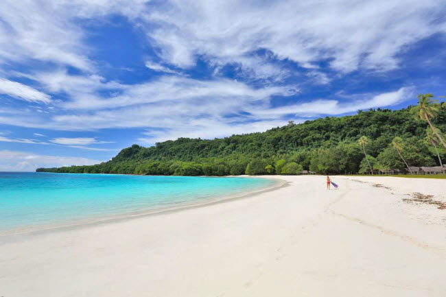 Champagne, Vanuatu: Bãi biển trên đảo Espiritu Santo có cát trắng mịn và được bao quanh bởi dãy núi tuyệt đẹp.
