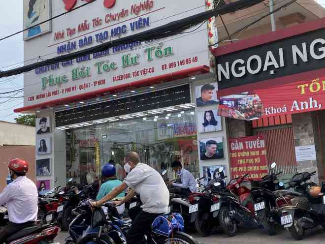 Một tiệm hớt tóc ở quận 7 hoạt động lại sau khi nới lỏng cách ly xã hội Ảnh: Nguyễn Phan