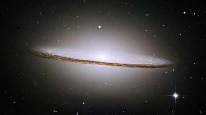 Đôi với tinh tường của kính Hubble đã tóm lấy thiên hà ăn ảnh nhất vũ trụ: Messier 104. Khi quan sát từ Trái Đất, thiên hà này nằm nghiêng 6 độ so với mặt phẳng của nó và giúp giới khoa học nhìn thấy được từ cạnh rìa của một thiên hà. Nó được gọi tên Thiên hà Sombrero bởi trông giống với chiếc mũ cùng tên của người Mexico. Thiên hà này cách xa chúng ta 28 triệu năm ánh sáng, được Hubble chụp ảnh vào 2/10/2003.