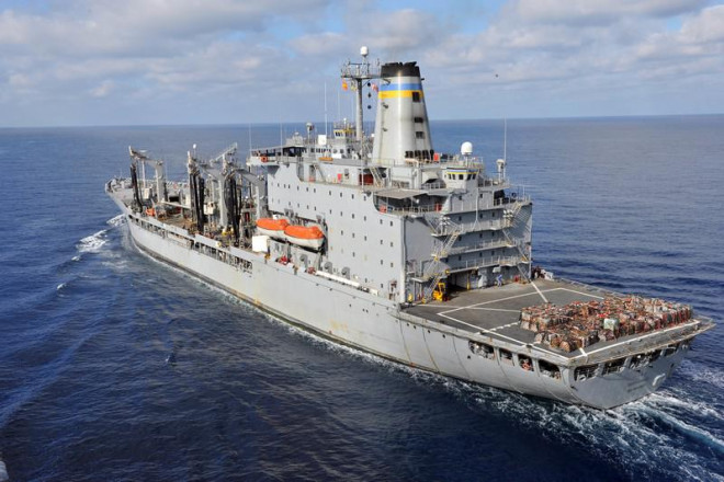 Tàu tiếp dầu USNS Rappahannock di chuyển qua biển Đông. Ảnh: US NAVY