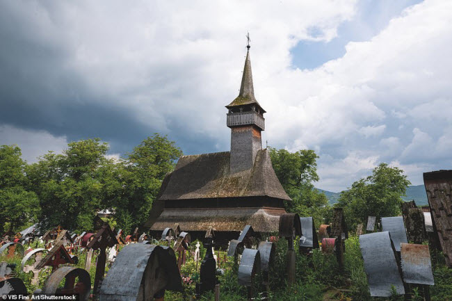 Nhà thờ Ieud Hill, Romania: Vùng Maramureș ở miền bắc&nbsp; Romania có hàng trăm nhà thờ truyền thống được xây dựng bằng gỗ như thế này. Chúng được thiết kế với mái nhọn và dốc, trong khi nội thất được trang trí bằng các bức tranh tường.
