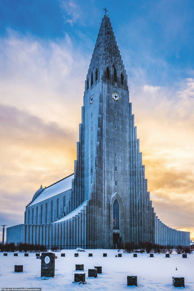 Nhà thờ Hallgrímskirkja, Iceland:&nbsp; Nhà thờ này được hoàn thành vào năm 1986 với chiều cao 75m ở thành phố Reykjavík. Nó có hình dạng giống như một ngọn núi với bề mặt như bị xói mòn.
