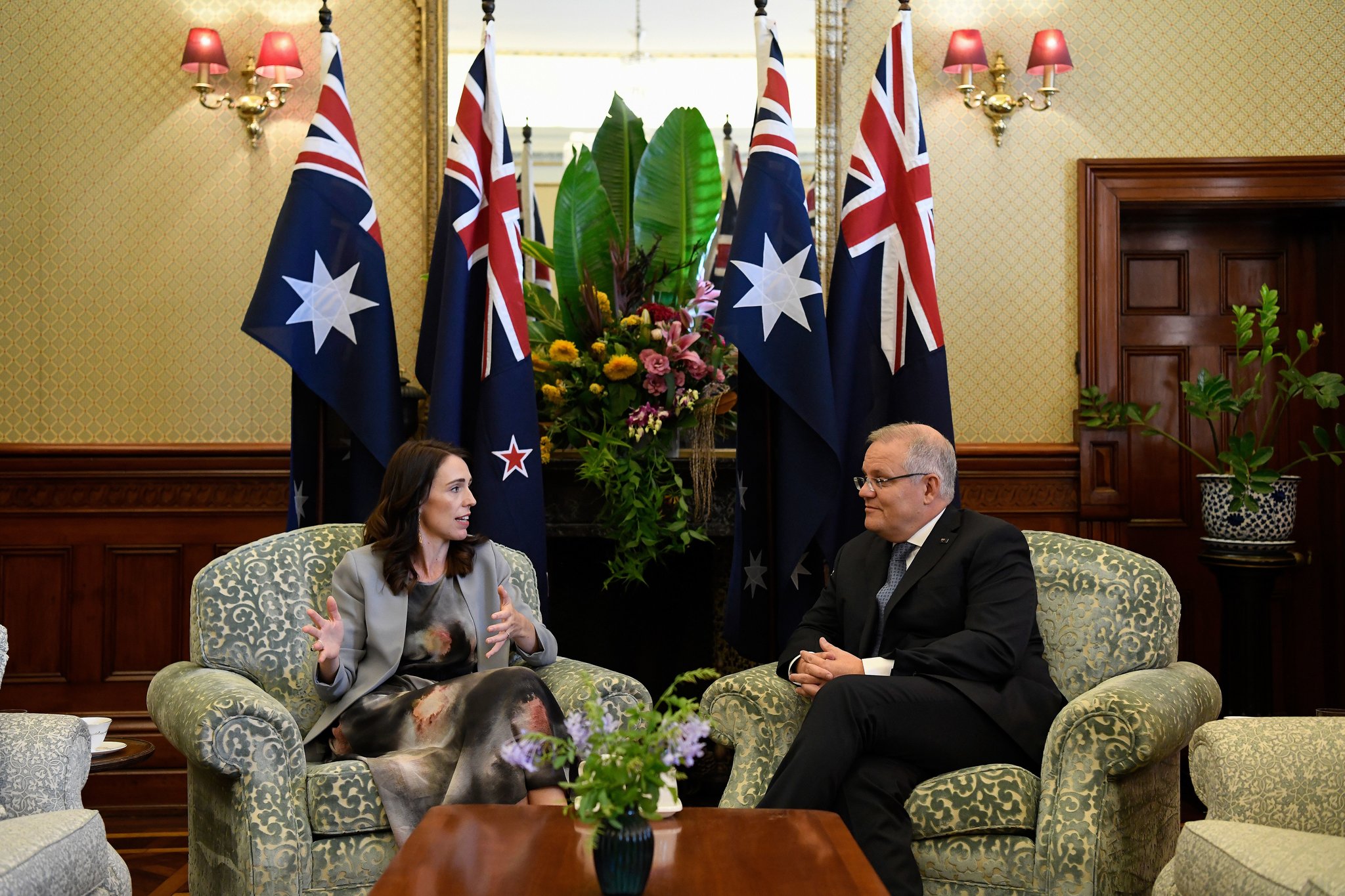 Thủ tướng Úc Morrison và người đồng cấp ở New Zealand – bà Jacinda Ardern, trong một buổi gặp mặt (ảnh: NY Times)