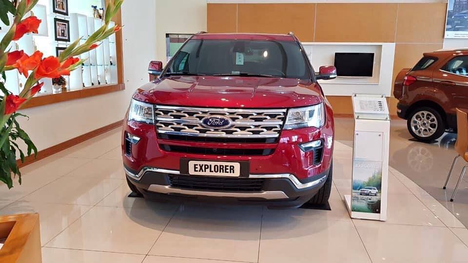 Ford Explorer hiện đang&nbsp;giảm tới gần 300 triệu đồng so với giá niêm yết