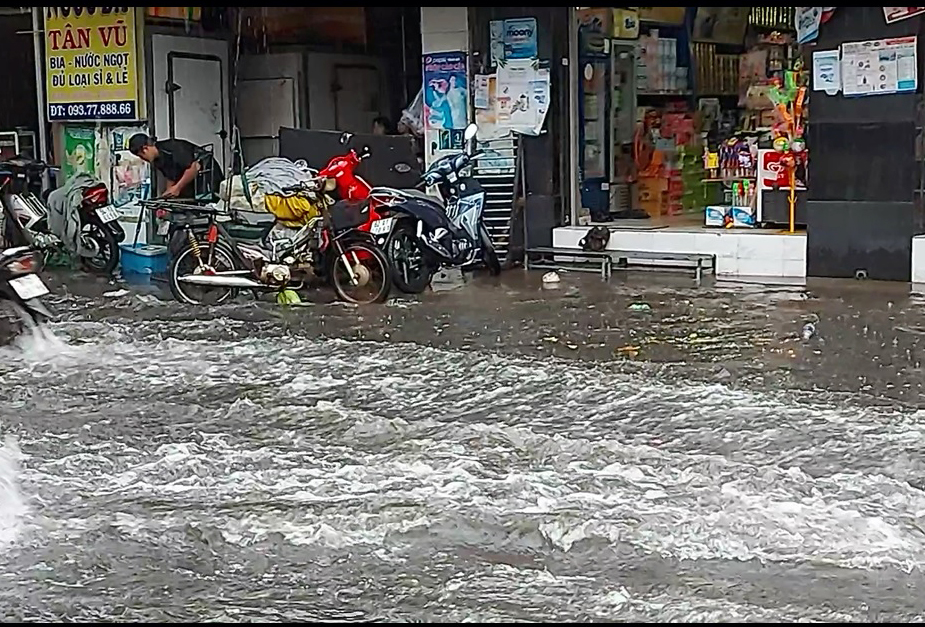 Hoạt động kinh doanh, buôn bán của người dân cũng bị ảnh hưởng do mưa ngập đường