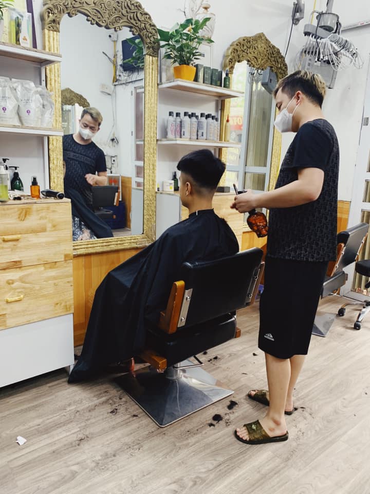 Nhiều tiệm cắt tóc bận rộn sau khi hết lệnh cách ly xã hội