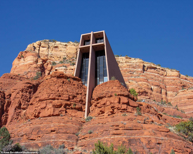 Nhà nguyện Thánh giá, Mỹ: Công trình được xây dựng trên vách đá ở bang Arizona trong thời gian từ 1955 đến 1956. Mặc dù là một nhà thờ Công giáo, nhưng không có hoạt động tôn giáo nào được tổ chức ở đây và chủ đầu tư của công trình chỉ muốn nơi đây trở thành một địa điểm tham quan.
