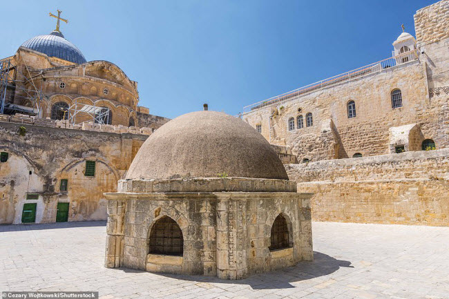 Nhà thờ Mộ Thánh, Jerusalem: Nhà thờ nằm trên núi Calvary được coi là địa điểm linh thiêng nhất đối với những tín đồ Thiên chúa giáo. Nơi đây còn có các công trình khác như tu viện Deir es-Sultan và nhà nguyện&nbsp; St Helena.
