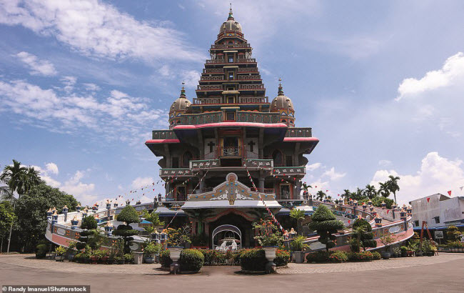 Nhà thờ Graha Maria Annai Velangkanni, Indonesia: Công trình ở thành phố Medan không phải là đền đạo Phật hay nhà thờ Hồi giáo mà là một nhà thờ đạo Thiên chúa. Nơi đây hiện trở thành một địa điểm hành hương quan trọng ở Indonesia.
