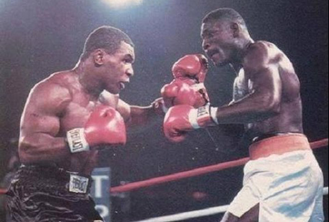 Mike Tyson (trái) đấu Jose Ribalta (phải) năm 1986