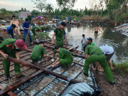 Tin tức trong ngày - Lốc xoáy làm sập và tốc mái 37 căn nhà