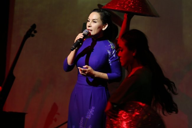 Gần đây nhất, đăng tải dòng trạng thái lên mạng xã hội, Phi Nhung cho biết cô vẫn theo đuổi đam mê và đứng trên sân khấu ca hát nhưng khẳng định sẽ không lấy chồng.