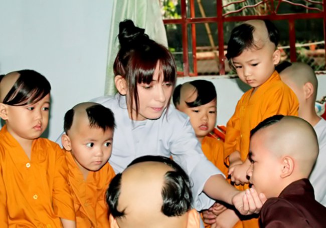 Ngoài con gái ruột, hiện tại Phi Nhung còn nhận làm mẹ nuôi đến 20 người con là những bé có hoàn cảnh khó khăn. Để thuận tiện cho việc nuôi dưỡng, cô bỏ tiền xây dựng một ngôi nhà tại Bình Phước.