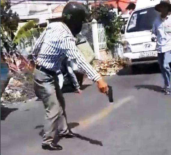 Ông Đài cầm súng nhựa cự cãi lớn tiếng với người va chạm giao thông với mình (Ảnh chụp từ video clip)
