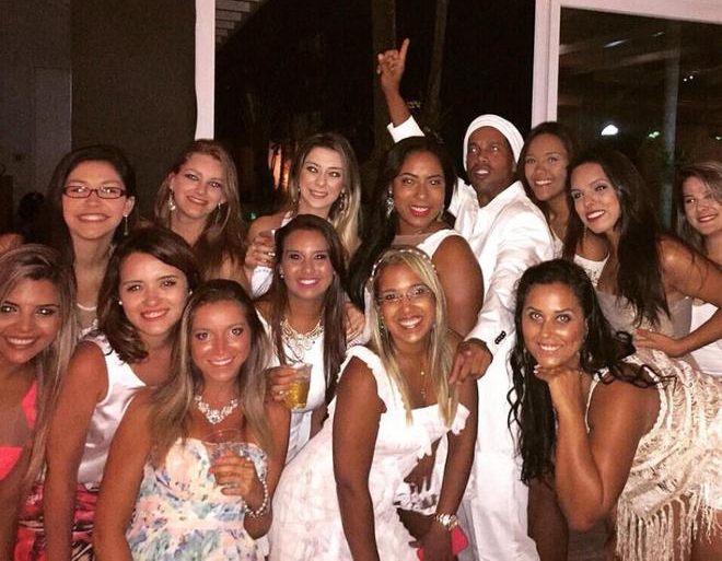 Ronaldinho cùng hàng tá người đẹp