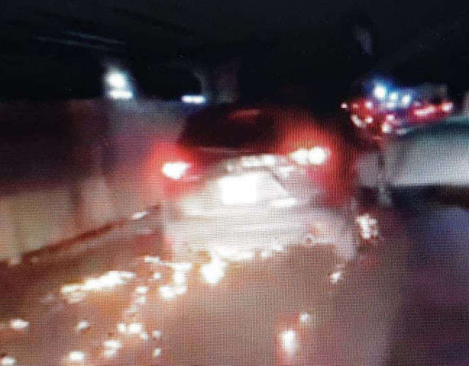 Hình ảnh ô tô Mazda CX5 gây tai nạn, cuốn xe đạp điện của bé gái vào gầm rồi bỏ chạy được camera ghi lại