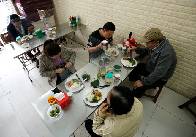 Chứng kiến cách làm của quán ông Sơn, một quán cơm bình dân khác ngay bên cạnh cũng làm theo với một chút khác biệt.