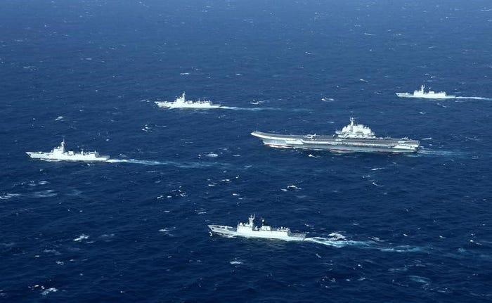 Tàu sân bay Liêu Ninh của Trung Quốc và các tàu hộ tống.