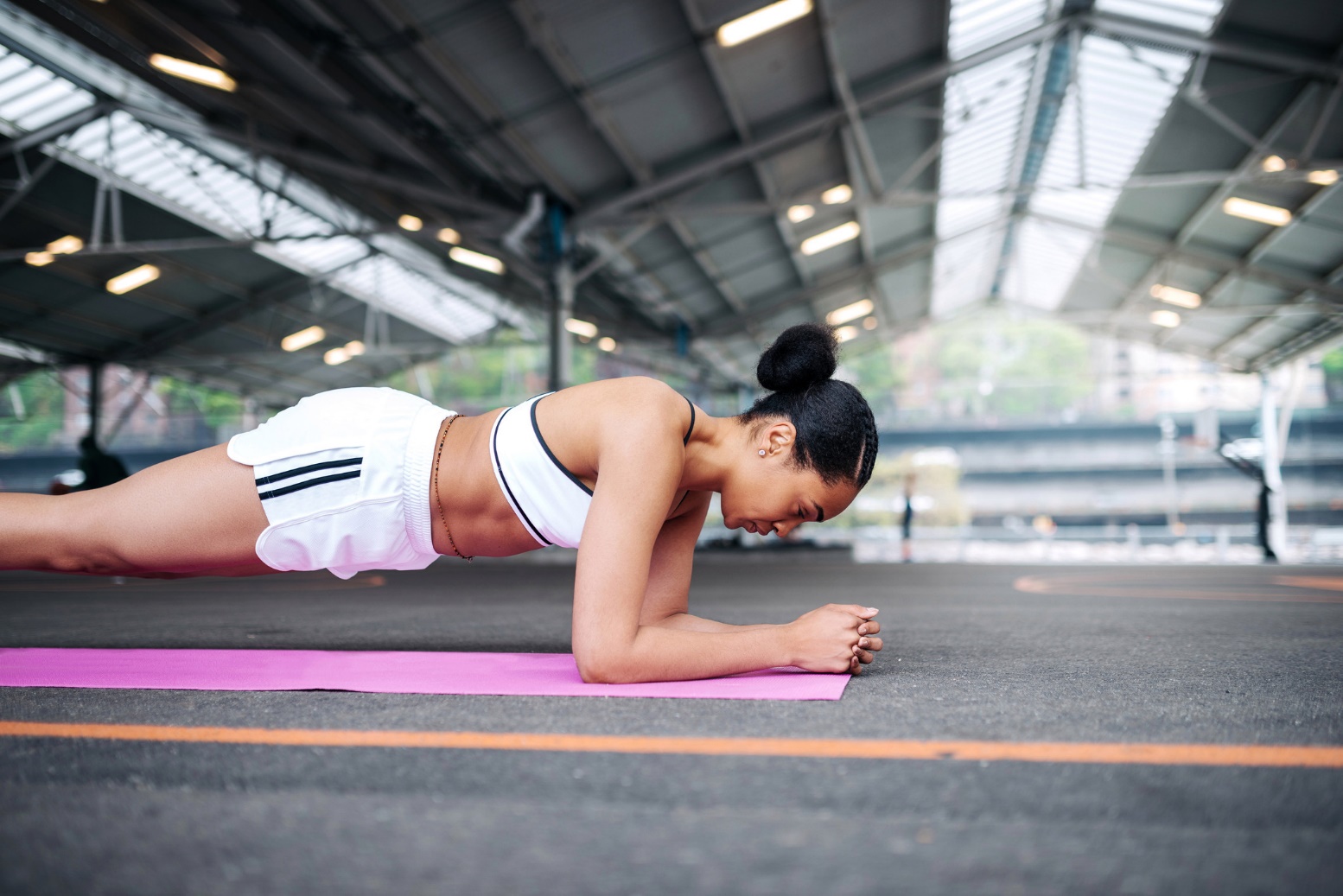 Plank cơ bản với tay thấp.