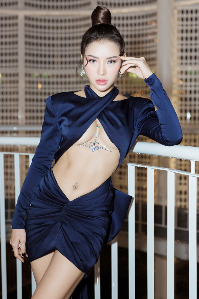 Nói về độ táo bạo khi diện thiết kế underboob thì Phương Trinh Jolie xếp top đầu. Chiếc đầm của cô có khoảng trống lớn ở thân trước để phô ra thân hình săn chắc, khỏe khoắn.&nbsp;