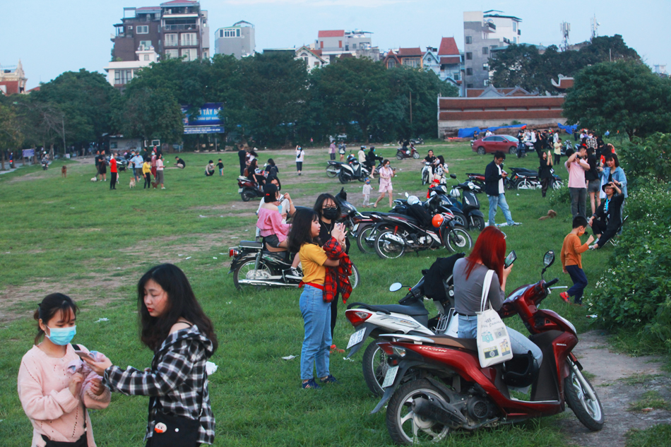 Tại bãi cỏ sau phủ Tây Hồ, cũng có hàng trăm nam thanh, nữ tú đi xe máy đến thư giãn, ngắm cảnh chiều 27/4.