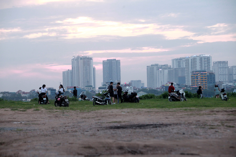 Khi lực lượng chức năng nhắc nhở, nhiều&nbsp;người rời đi nhưng đã quay lại tụ tập ngay sau đó.