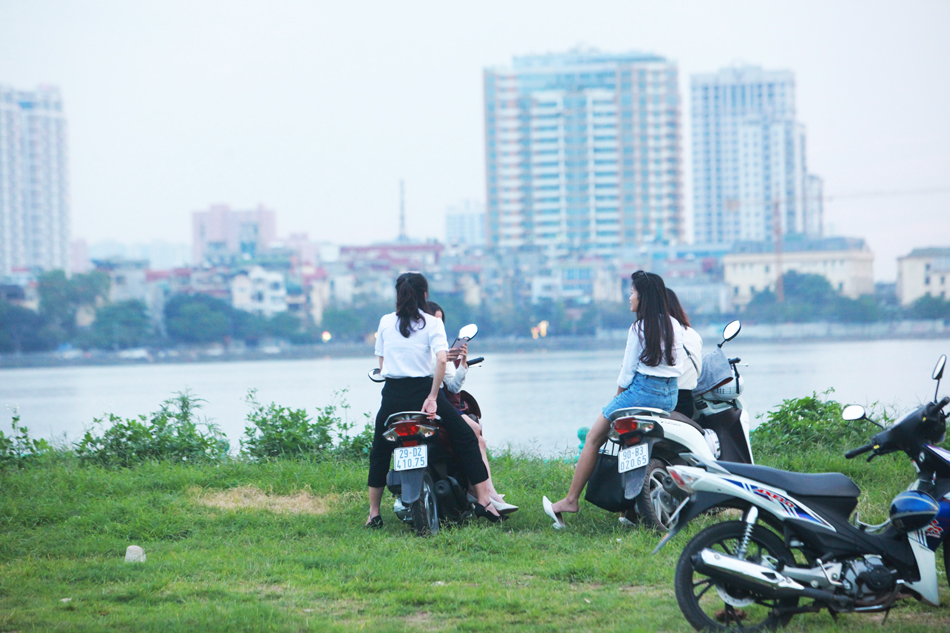 Nhóm nhân viên văn phòng sau buổi làm việc rủ nhau ra đây hóng mát nhưng tất cả đều không đeo khẩu trang.