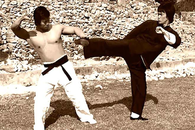 Yang Sze (trái) đánh với Lý Tiểu Long 30 phút không bị thua, nhưng hôm sau võ sư họ Lý ê ẩm hết cơ thể