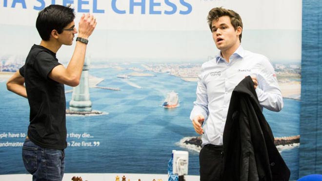 Magnus Carlsen (phải) thua Anish Giri (trái) ở vòng 5 giải đấu do anh tổ chức