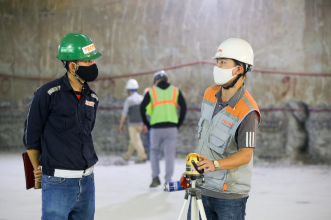 Những kỹ sư, công nhân tập đoàn Fecon đang thi công hoàn thiện những phần việc cuối cùng của phần tường vây.