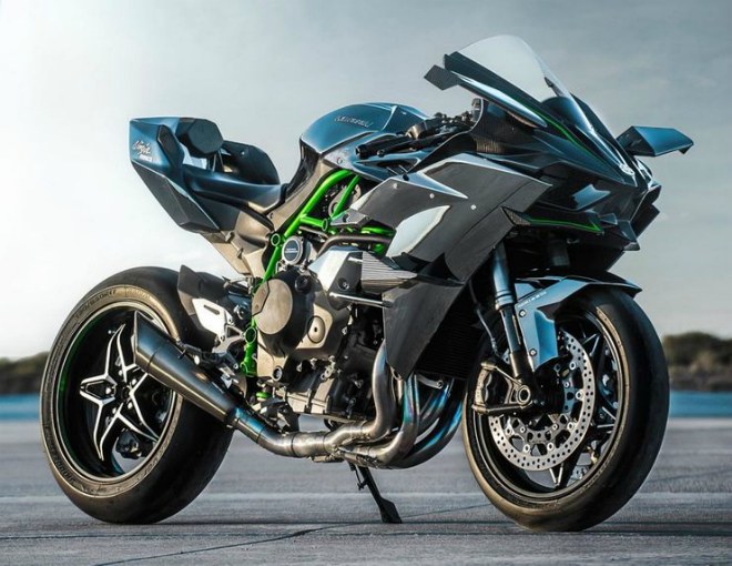 1. Kawasaki Ninja H2R có rất nhiều điểm tối ưu, đem lại tốc độ đáng tin cậy. Ninja H2R chỉ sản xuất cho bản đường đua và giá bán vô cùng đắt. Xe đạt công suất tầm 310-326 mã lực, mạnh hơn 50% so với các mẫu xe mô tô nhanh nhất chạy đường phố hợp pháp hiện nay.