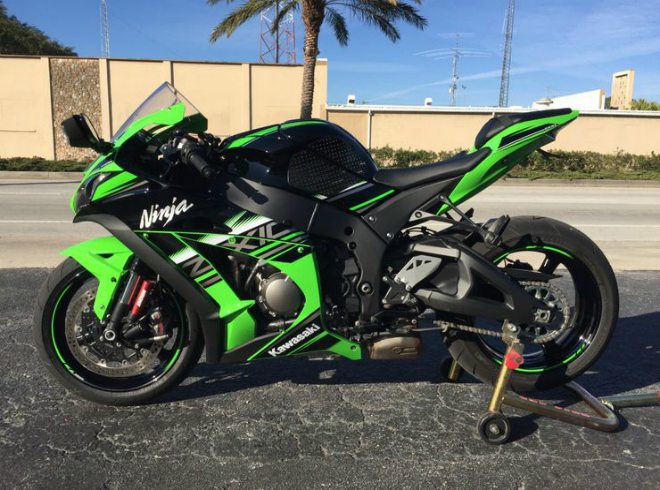 4. Kawasaki Ninja ZX-10R là dòng xe phổ biến nhất của gia đình Ninja hiện nay. Xe nổi tiếng và được xem là siêu xe tốt nhất, thu hút rất nhiều người hâm mộ.